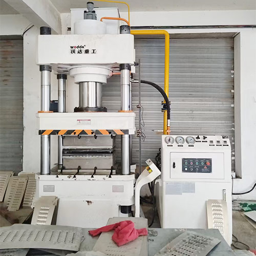 315噸不銹鋼地溝蓋板成型液壓機(jī)