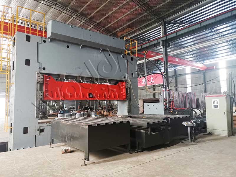 2000噸龍門(mén)液壓機(jī)客戶(hù)現(xiàn)場(chǎng)