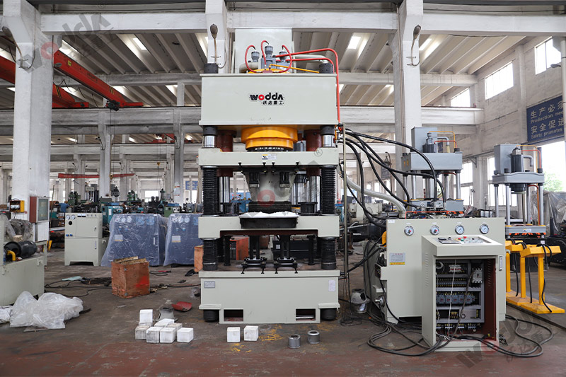 山東牛羊舔磚液壓機廠家哪家好？