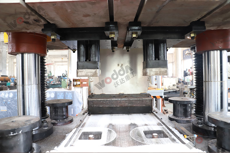 山東牛羊舔磚液壓機廠家哪家好？