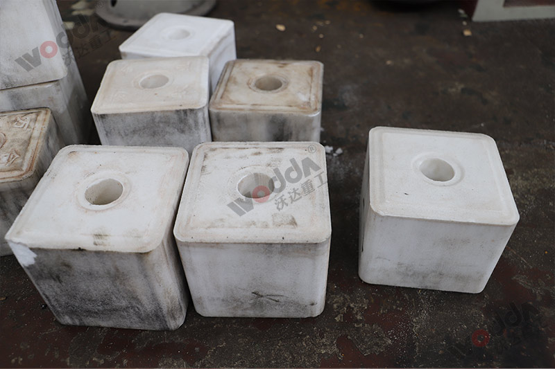 山東牛羊舔磚液壓機廠家哪家好？