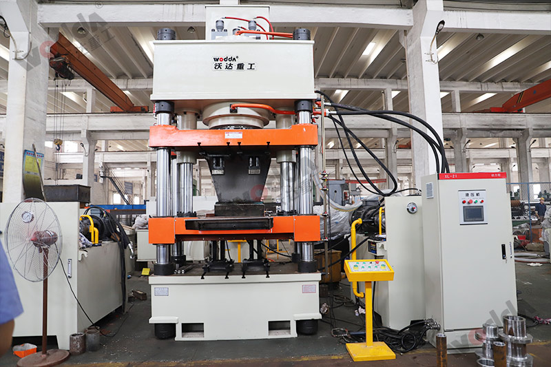 牛羊舔磚液壓機都有什么優(yōu)勢？山東四柱液壓機廠家分享