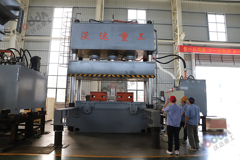 1200噸汽車配件成型液壓機(jī)(帶移動(dòng)工作臺(tái)) 1200噸汽車配件成型液壓機(jī)(帶移動(dòng)工作臺(tái))