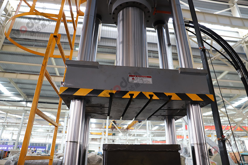 315噸耐火材料液壓機(jī) 315噸耐火材料液壓機(jī)