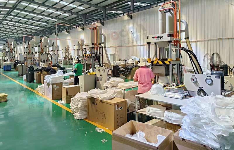 防彈頭盔成型液壓機客戶現(xiàn)場 防彈頭盔成型液壓機客戶現(xiàn)場