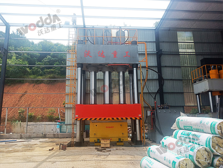 2000噸玻璃鋼成型液壓機(jī)