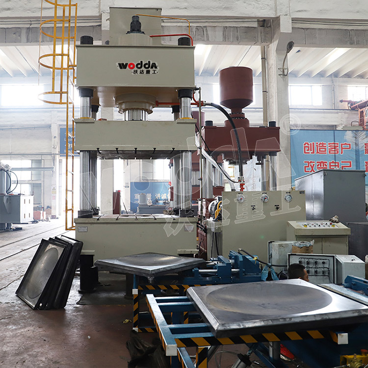 500噸不銹鋼水箱液壓機(jī) 500噸不銹鋼水箱液壓機(jī)