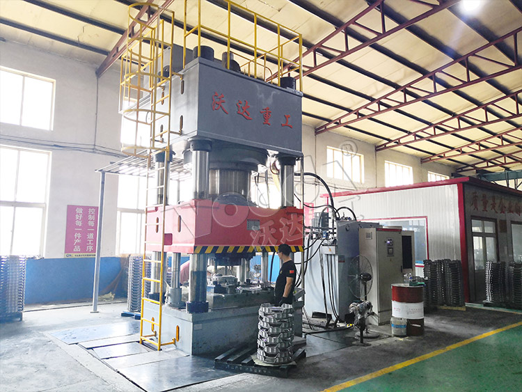 2000噸汽車(chē)離合器殼體成型液壓機(jī).jpg 2000噸汽車(chē)離合器殼體成型液壓機(jī).jpg