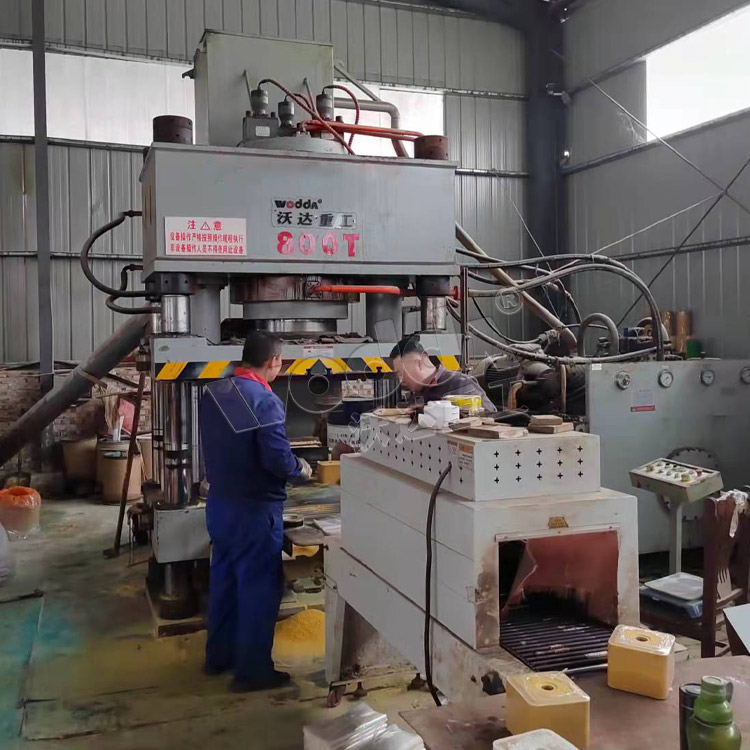 800噸鹽磚機(jī) 800噸鹽磚機(jī)