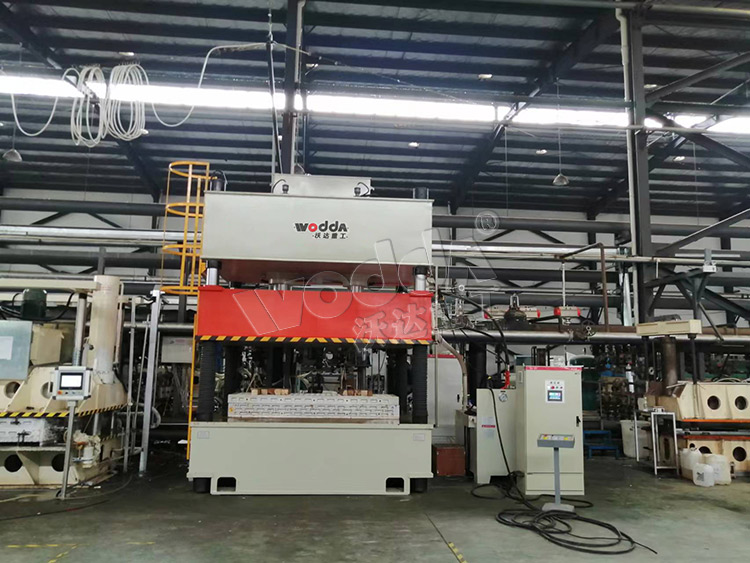 伺服315噸大臺面四柱液壓機(jī) 伺服315噸大臺面四柱液壓機(jī)