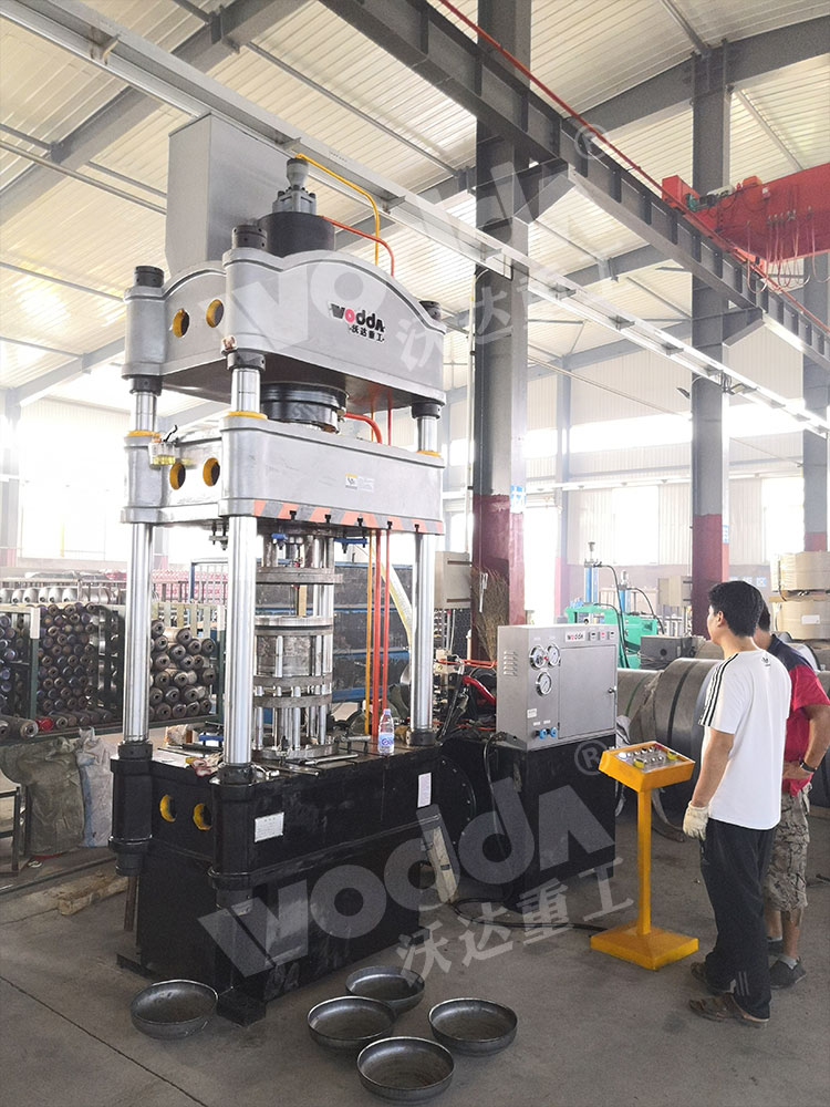200噸煤氣罐封頭液壓機(jī) 200噸煤氣罐封頭液壓機(jī)