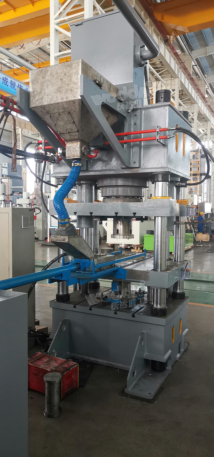 315噸四梁四柱液壓機(jī)自動(dòng)布料裝置1 315噸四梁四柱液壓機(jī)自動(dòng)布料裝置1