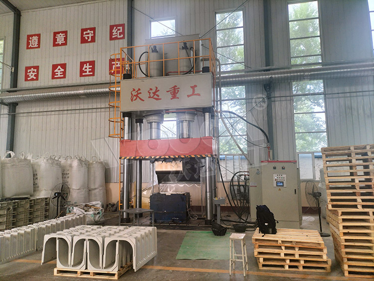 800噸U型排水溝成型液壓機客戶現(xiàn)場 800噸U型排水溝成型液壓機客戶現(xiàn)場