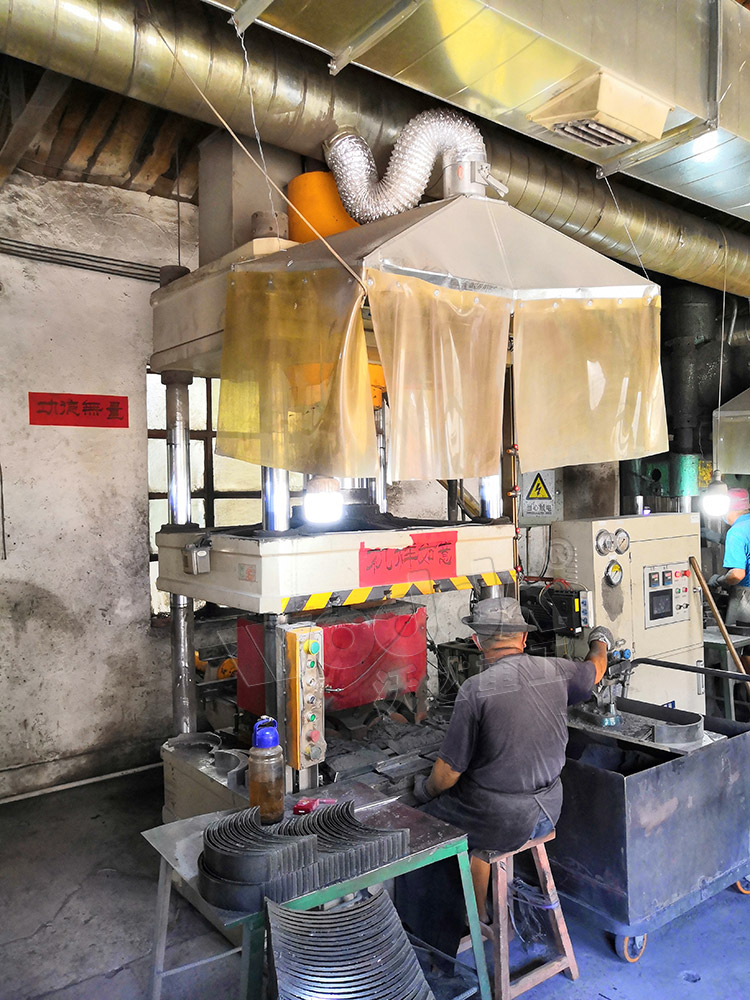 315噸剎車(chē)片液壓機(jī) 315噸剎車(chē)片液壓機(jī)