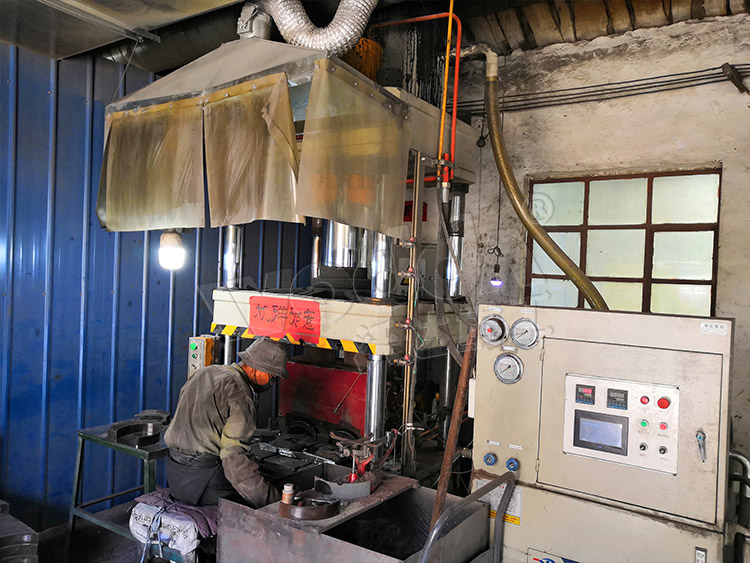 熱壓成型315噸剎車(chē)片液壓機(jī) 熱壓成型315噸剎車(chē)片液壓機(jī)