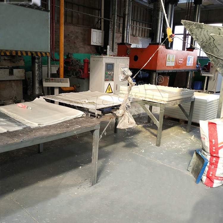 玻璃鋼水箱成型液壓機現(xiàn)場 玻璃鋼水箱成型液壓機現(xiàn)場