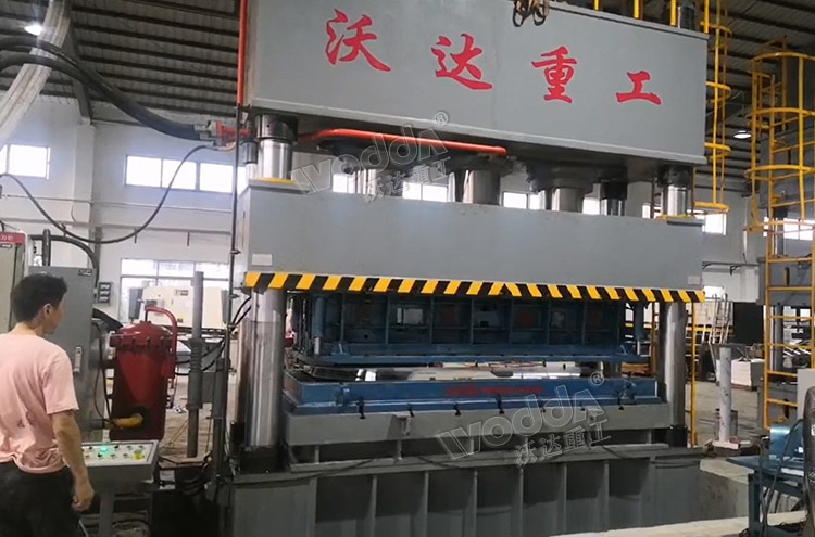 1250噸不銹鋼水箱板液壓機(jī)客戶現(xiàn)場(chǎng) 1250噸不銹鋼水箱板液壓機(jī)客戶現(xiàn)場(chǎng)