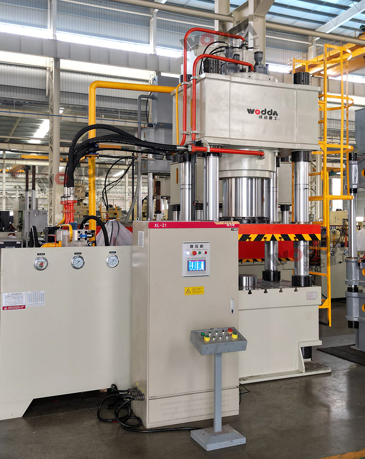 800噸三梁四柱液壓機(jī)車間展示 800噸三梁四柱液壓機(jī)車間展示