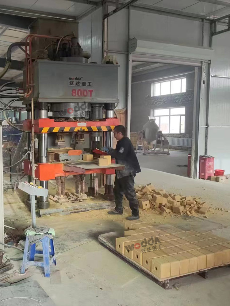 800噸鹽磚機(jī) 800噸鹽磚機(jī)