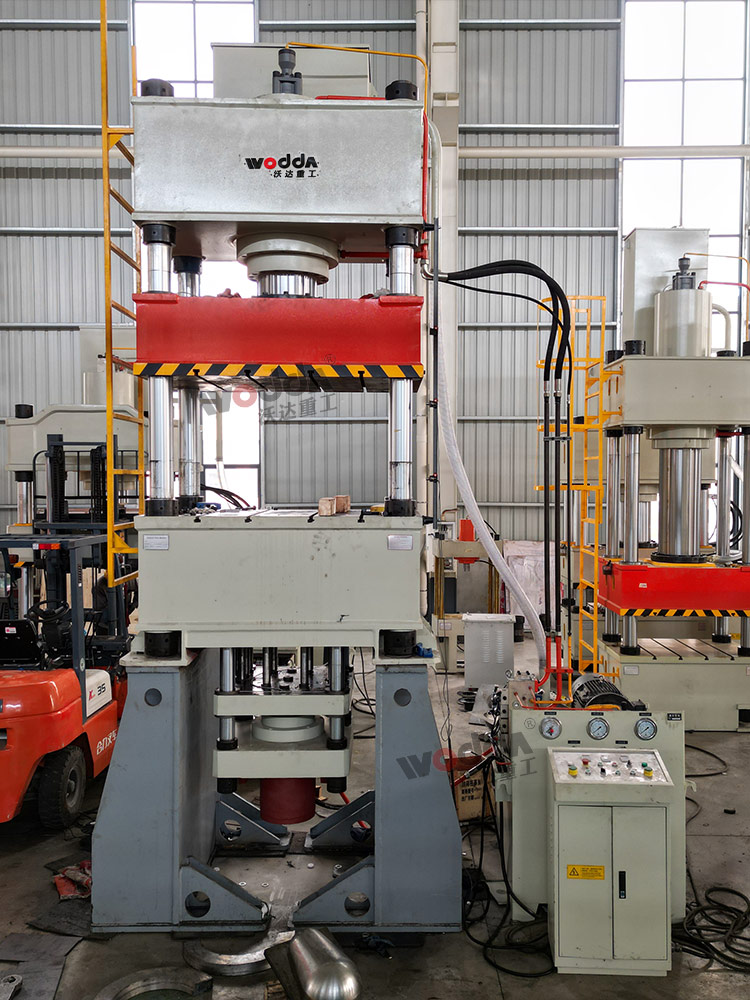 315噸不銹鋼蹲便器拉伸液壓機(jī) 315噸不銹鋼蹲便器拉伸液壓機(jī)