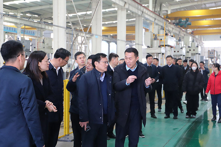 滕州市政協(xié)副主席董鴻洋聽取沃達(dá)重工董事長劉衛(wèi)東項目推進(jìn)情況 滕州市政協(xié)副主席董鴻洋聽取沃達(dá)重工董事長劉衛(wèi)東項目推進(jìn)情況