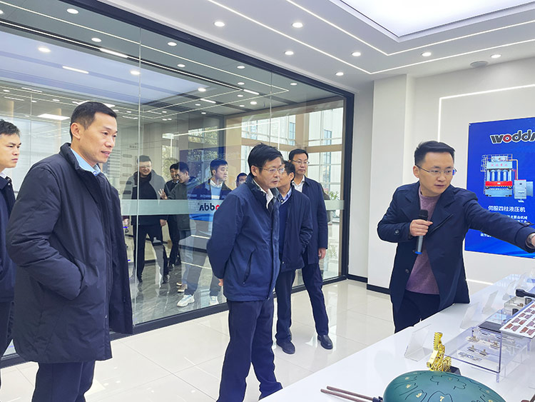 滕州市政協(xié)副主席董鴻洋一行考察沃達(dá)重工現(xiàn)場 滕州市政協(xié)副主席董鴻洋一行考察沃達(dá)重工現(xiàn)場