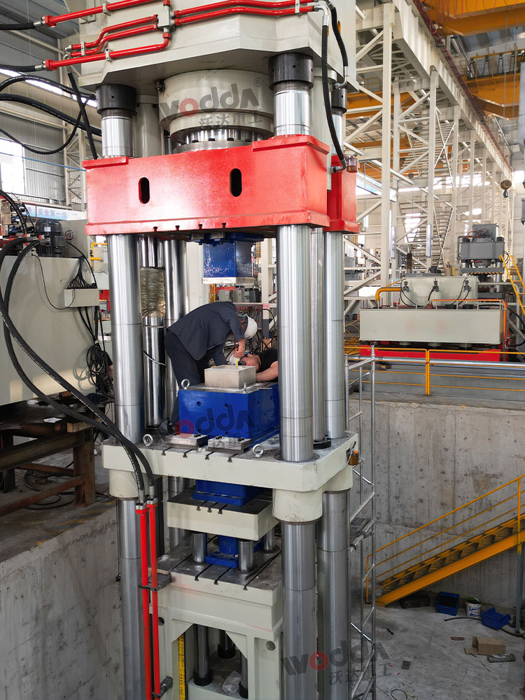 客戶來(lái)廠試機(jī)1000噸莫來(lái)石匣缽液壓機(jī) 客戶來(lái)廠試機(jī)1000噸莫來(lái)石匣缽液壓機(jī)