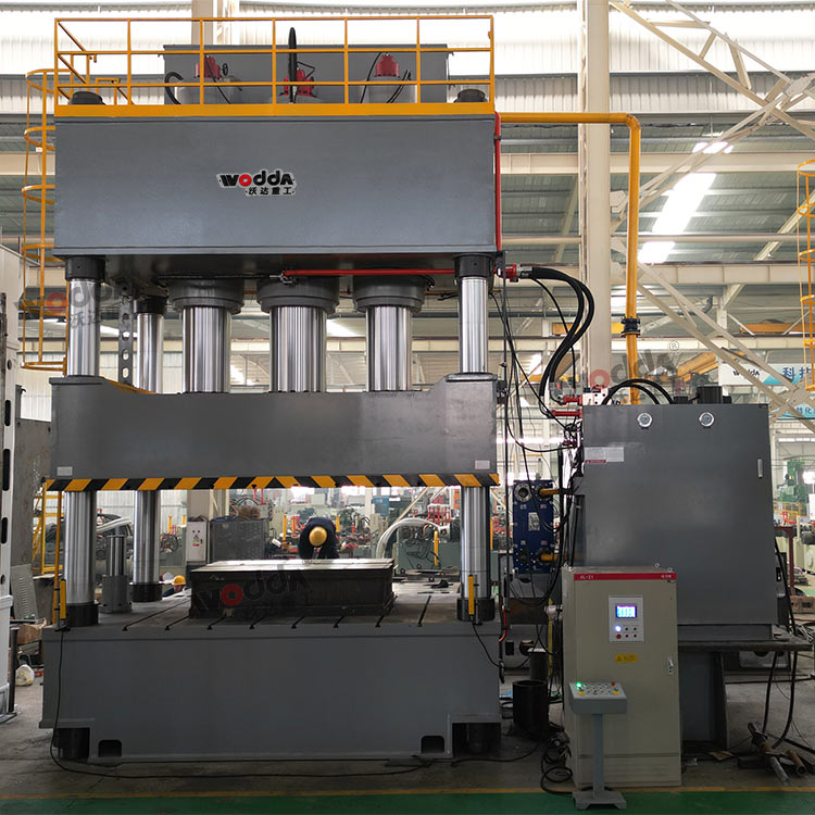 2000噸四柱液壓機(jī) 2000噸四柱液壓機(jī)