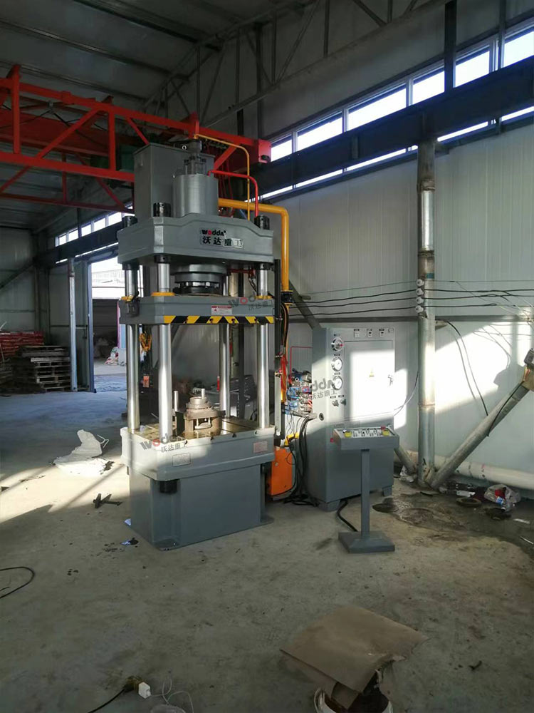 200噸沖壓電動三輪車配件成型液壓機(jī) 200噸沖壓電動三輪車配件成型液壓機(jī)