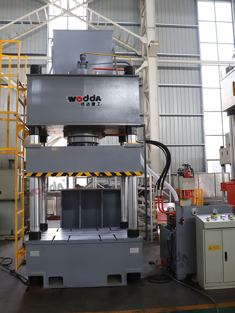 500噸四柱液壓機(jī)車間實(shí)物圖 500噸四柱液壓機(jī)車間實(shí)物圖