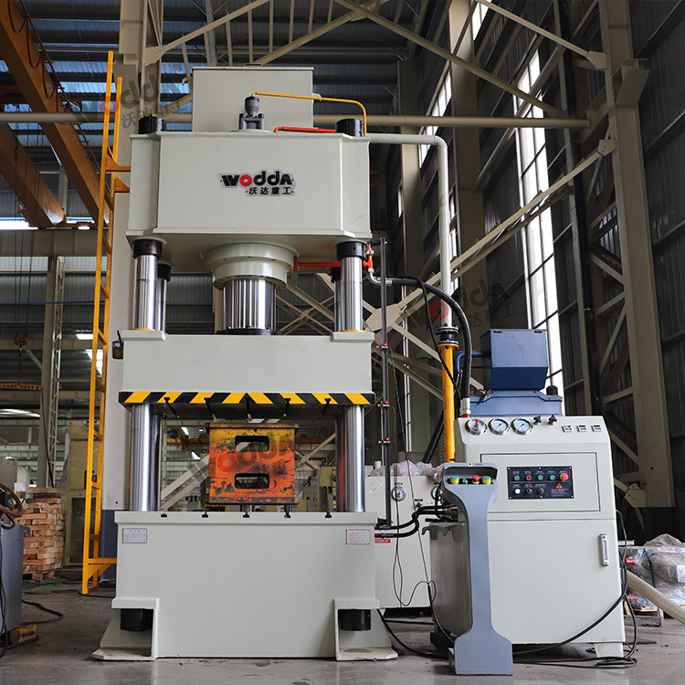 三梁四柱液壓機(jī) 三梁四柱液壓機(jī)