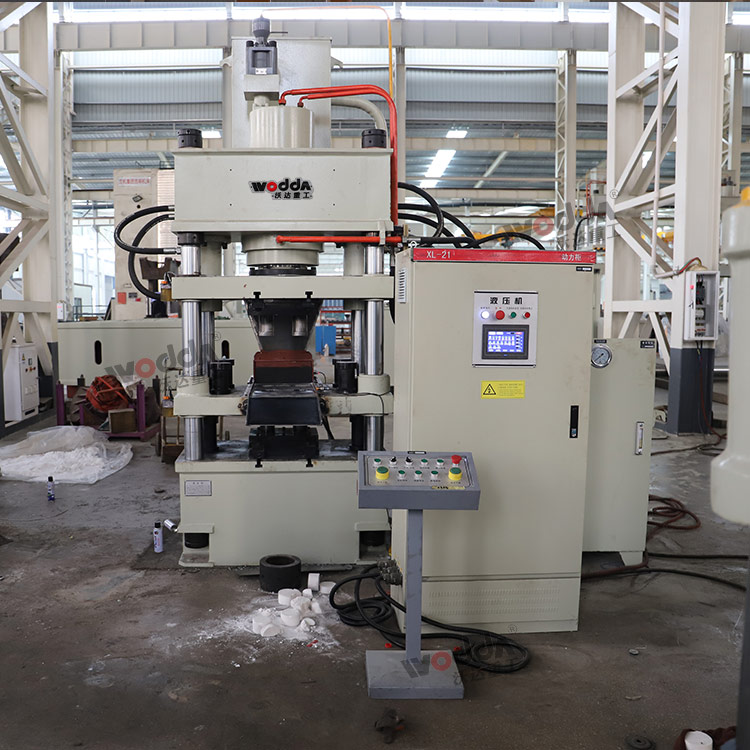 200噸四梁四柱液壓機(jī) 200噸四梁四柱液壓機(jī)