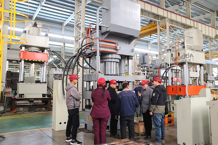 天津援疆項目組觀看鹽磚機試機 天津援疆項目組觀看鹽磚機試機