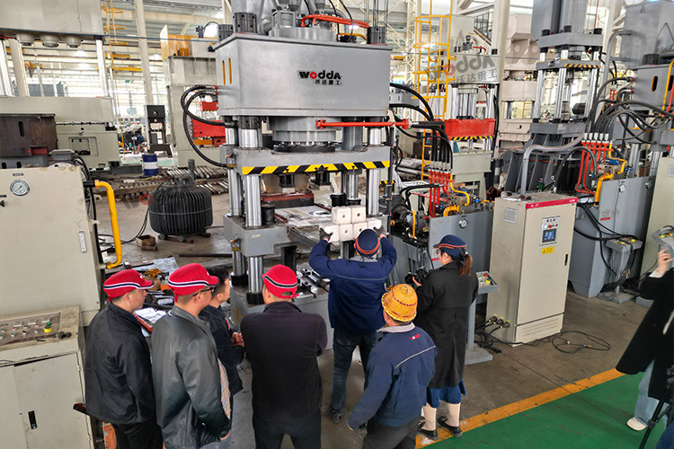 630噸牛羊舔磚液壓機試機現(xiàn)場 630噸牛羊舔磚液壓機試機現(xiàn)場