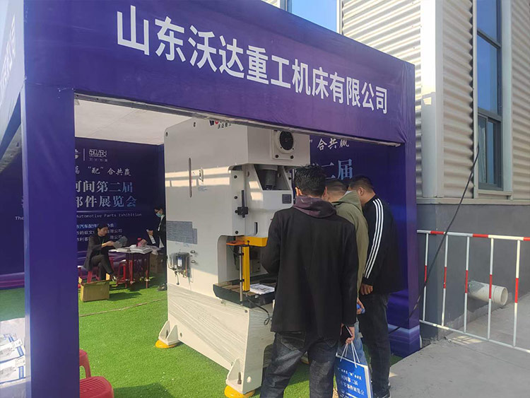 山東沃達(dá)重工機(jī)床有限公司蘇經(jīng)理為用戶介紹設(shè)備 山東沃達(dá)重工機(jī)床有限公司蘇經(jīng)理為用戶介紹設(shè)備