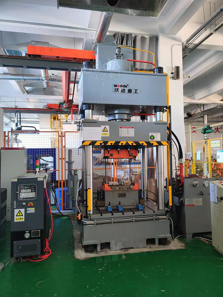 315噸四柱液壓機客戶現(xiàn)場 315噸四柱液壓機客戶現(xiàn)場