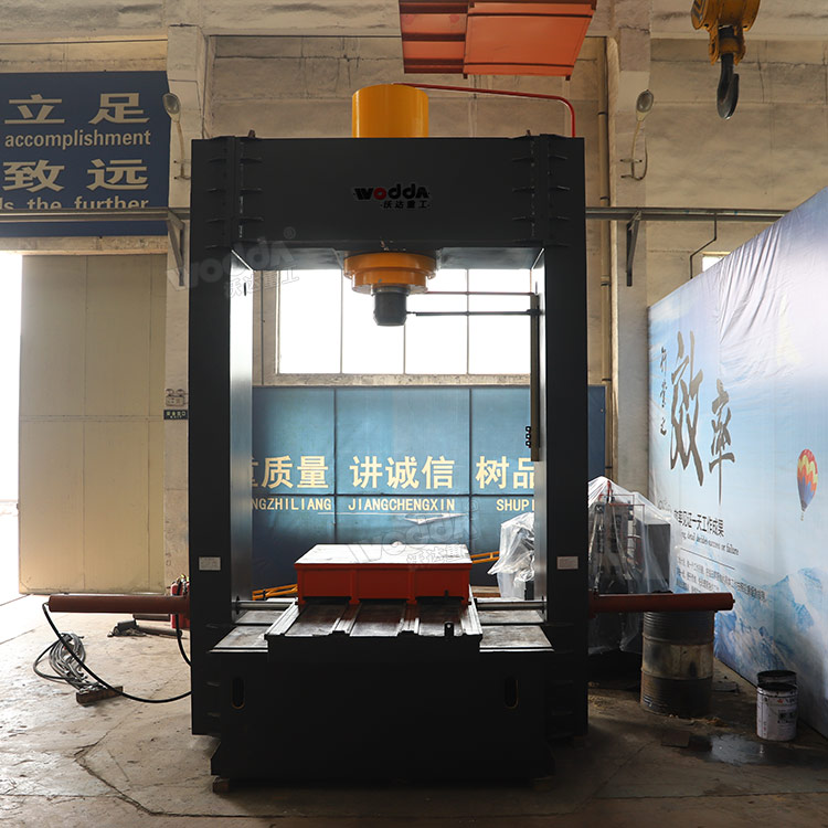 400噸龍門(mén)液壓機(jī) 400噸龍門(mén)液壓機(jī)