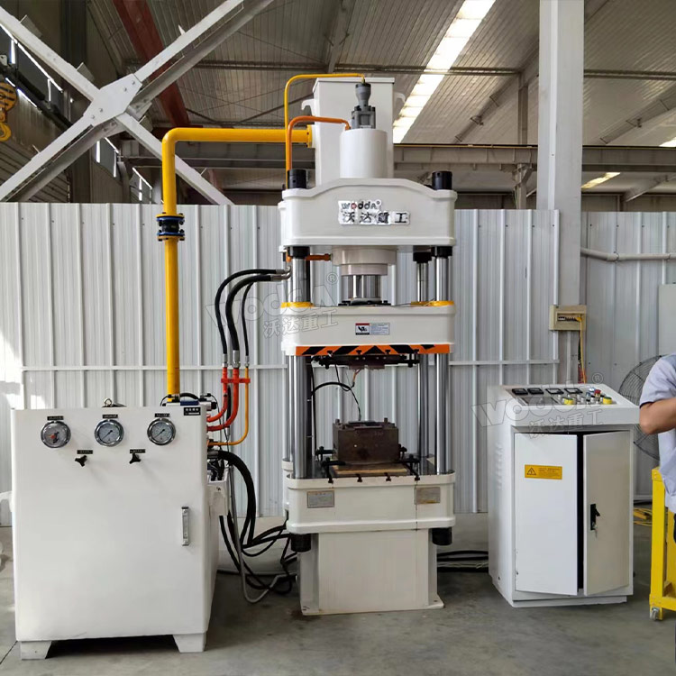 100噸三梁四柱液壓機(jī)客戶現(xiàn)場 100噸三梁四柱液壓機(jī)客戶現(xiàn)場