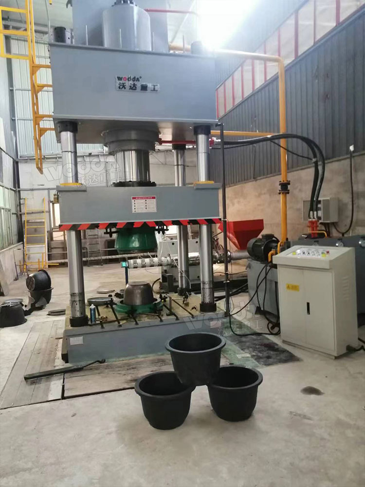 500噸熱壓塑料花盆成型液壓機(jī)客戶現(xiàn)場 500噸熱壓塑料花盆成型液壓機(jī)客戶現(xiàn)場