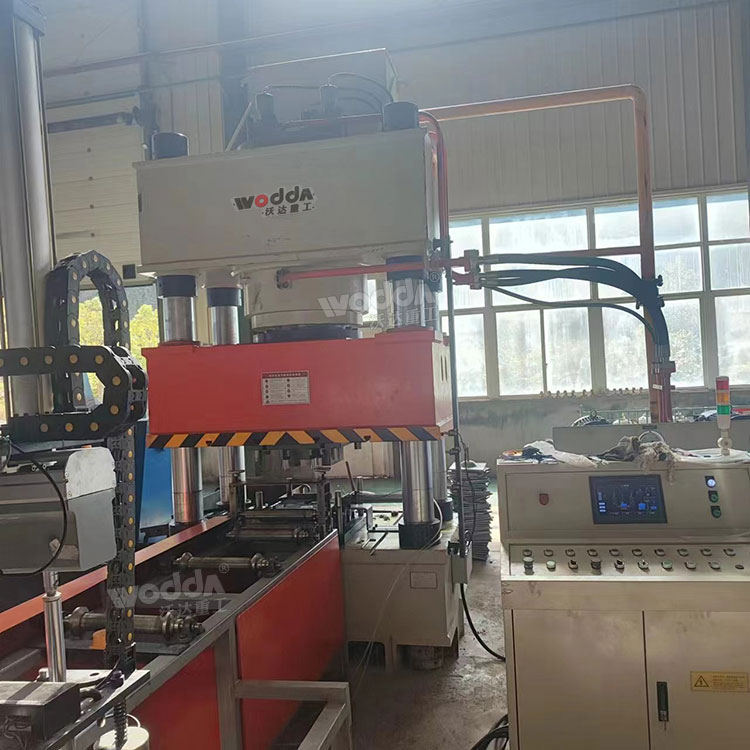 630噸三梁四柱液壓機(jī)(錨桿托盤液壓機(jī)) 630噸三梁四柱液壓機(jī)(錨桿托盤液壓機(jī))