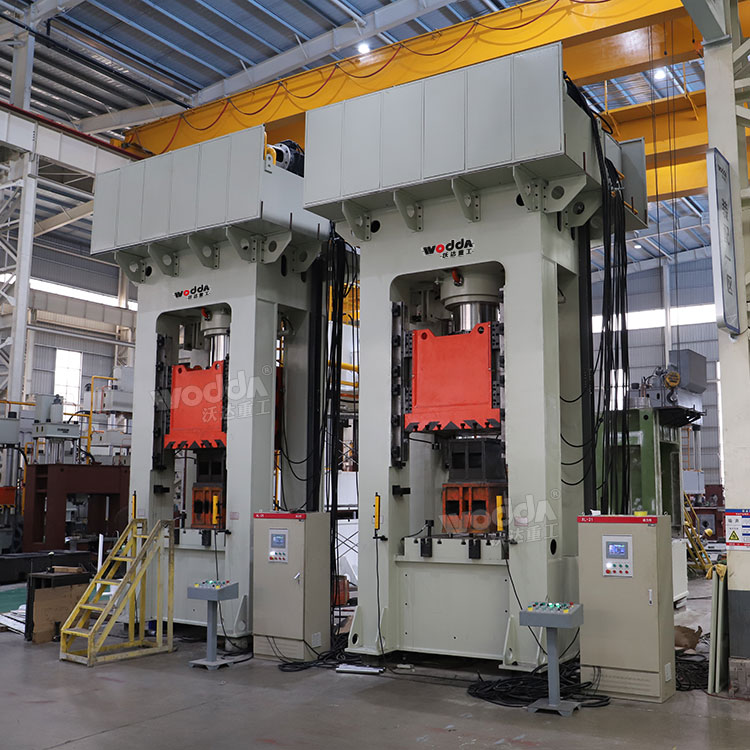 630噸框架式液壓機(jī)車間兩臺(tái) 630噸框架式液壓機(jī)車間兩臺(tái)