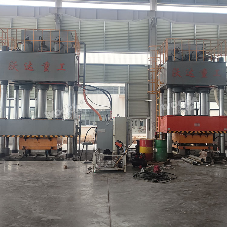 1500噸SMC汽車導(dǎo)流罩成型液壓機(jī)客戶現(xiàn)場 1500噸SMC汽車導(dǎo)流罩成型液壓機(jī)客戶現(xiàn)場