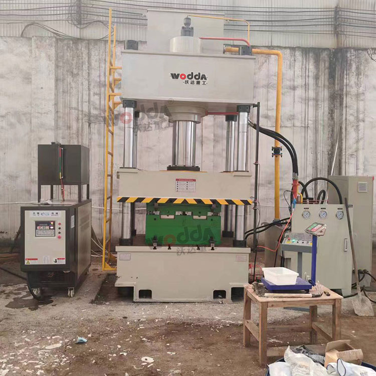 400噸石英石水槽成型液壓機(jī)現(xiàn)場 400噸石英石水槽成型液壓機(jī)現(xiàn)場