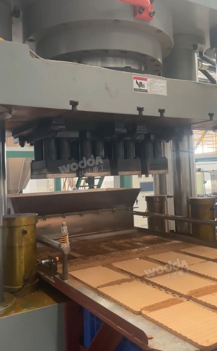 630噸四梁四柱液壓機(jī)試機(jī)成功 630噸四梁四柱液壓機(jī)試機(jī)成功