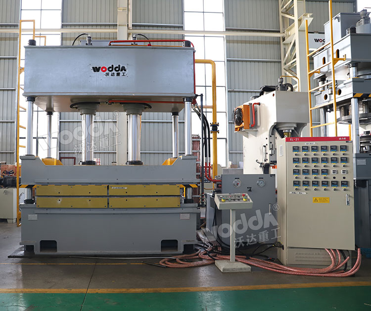 400噸四柱液壓機(jī)車間實(shí)物 400噸四柱液壓機(jī)車間實(shí)物