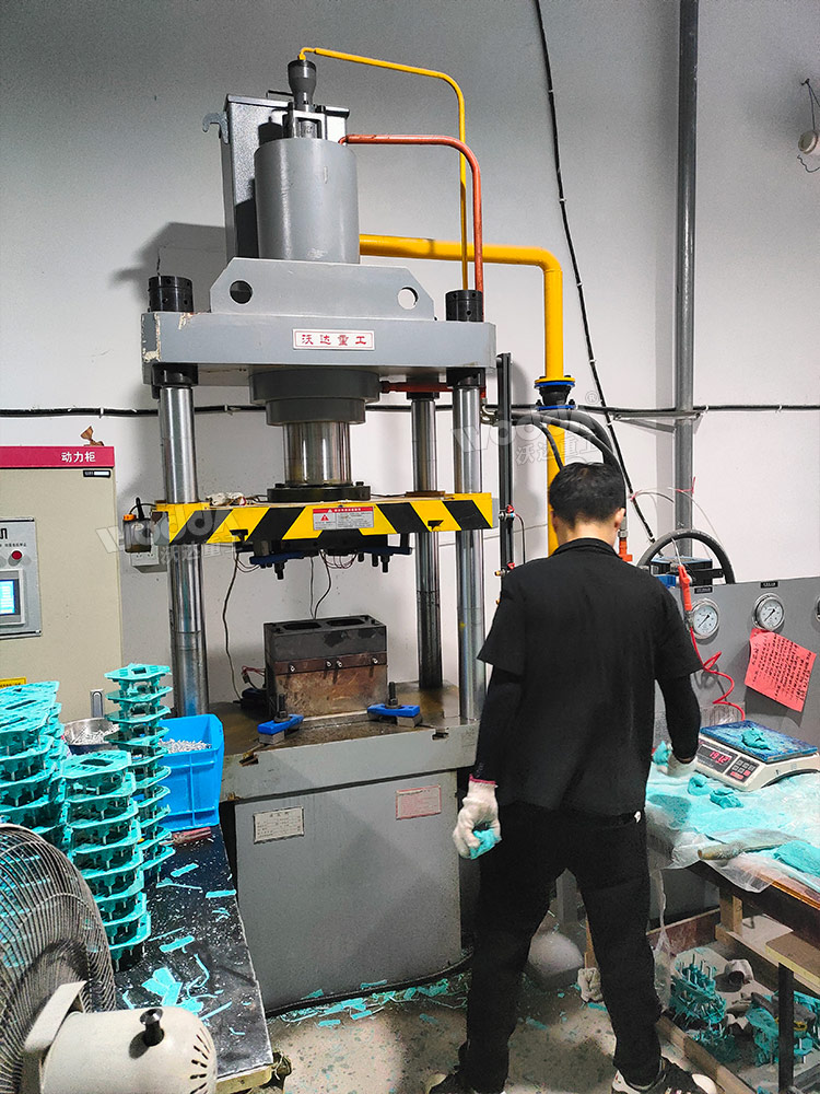 125噸四柱熱壓成型機(jī)現(xiàn)場(chǎng) 125噸四柱熱壓成型機(jī)現(xiàn)場(chǎng)