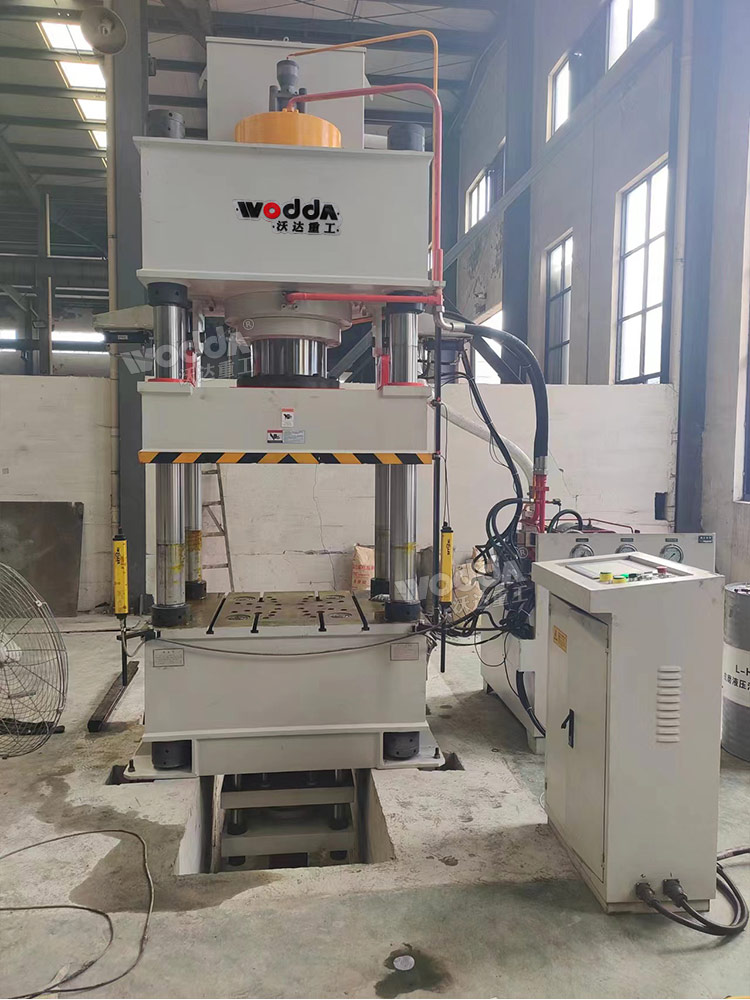 400噸四柱液壓機客戶現(xiàn)場 400噸四柱液壓機客戶現(xiàn)場