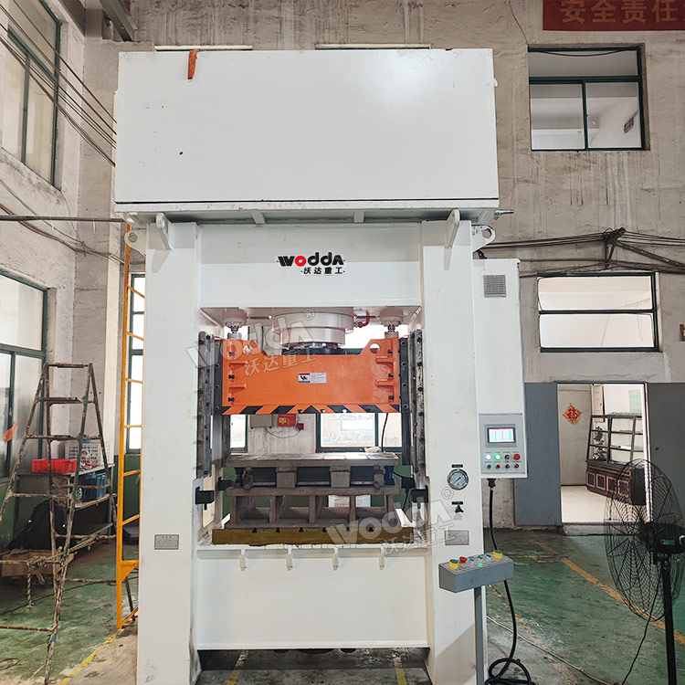 315噸框架式薄板拉伸液壓機現(xiàn)場 315噸框架式薄板拉伸液壓機現(xiàn)場