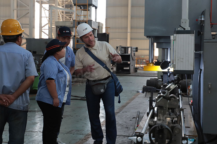 100噸校直機(jī)試機(jī) 100噸校直機(jī)試機(jī)