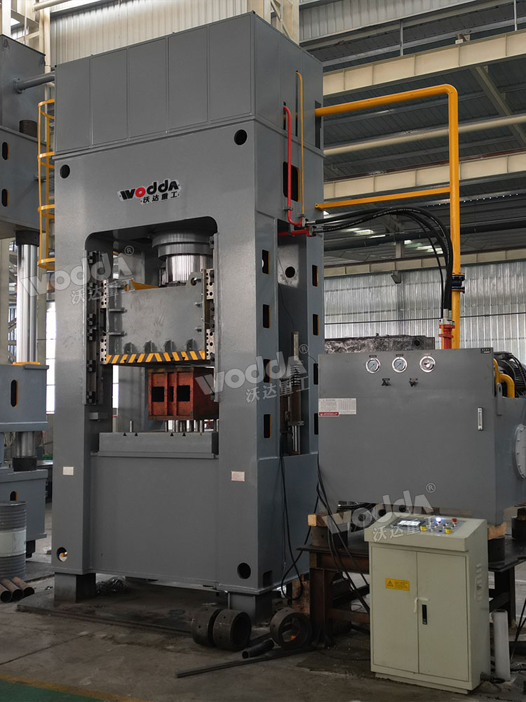 630噸框架式液壓機車間實物 630噸框架式液壓機車間實物